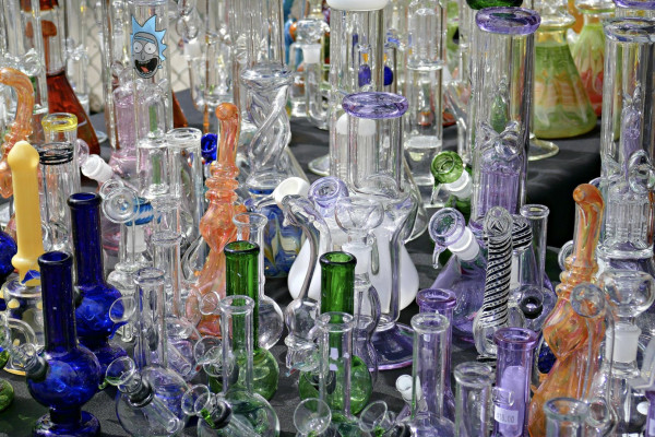 Features of creating glass bongs